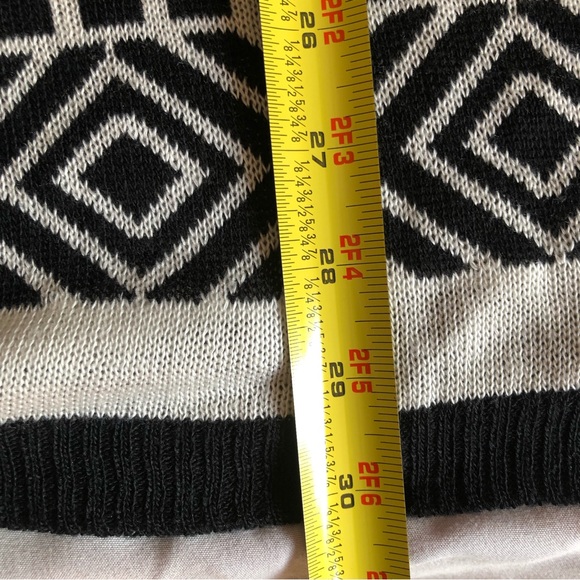 Just Jamie Black & White Geometric Ruana One Size - Picture 6 of 8